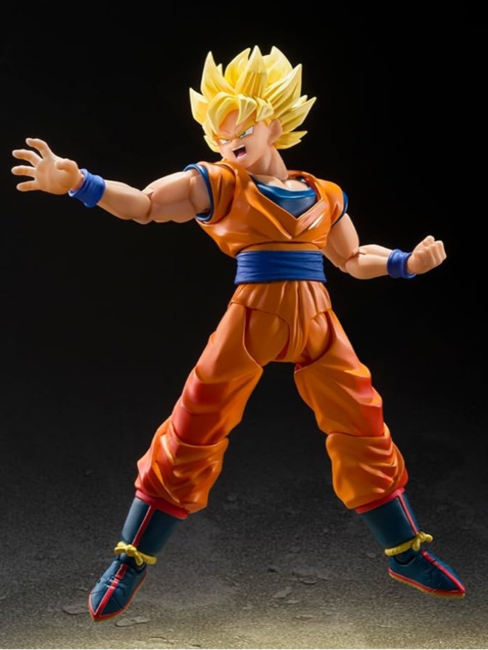 S.H.Figuarts Super Saiyan Goku Figure - Orange & Yellow